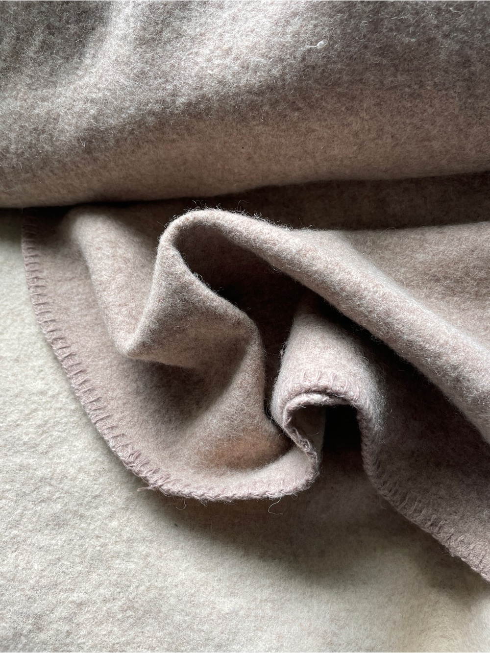 Merino Wool Bloomingdale's cover Q/K Tan/cream Whipstitch Reversible used good - Picture 2 of 9